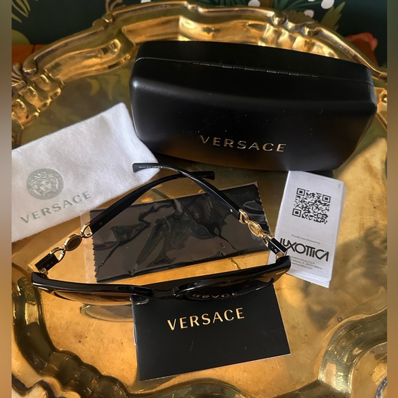 SOLD 🏆Versace New in Box Cat Eye Medusa Head Sunnies Sunglasses - Picture 4 of 9